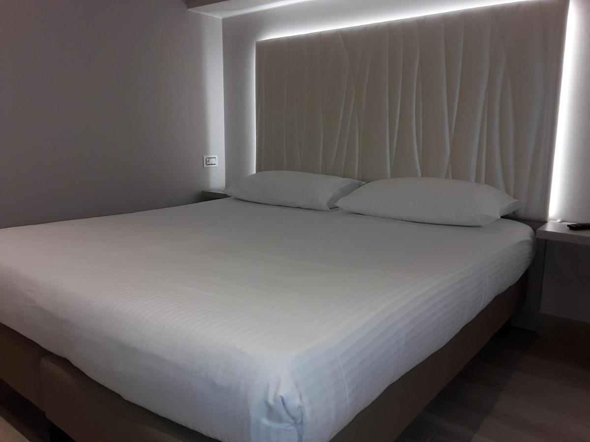 Hotel Danieli La Castellana Lago Di Garda Brenzone sul Garda Exteriör bild